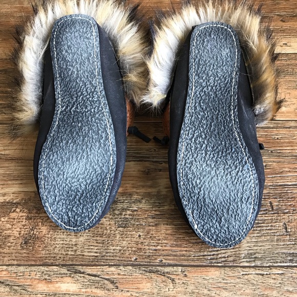 Tooled leather & faux fur moccasins - Picture 5 of 6
